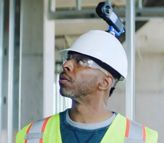 Agent de chantier équipé d’une caméra 360 degrés